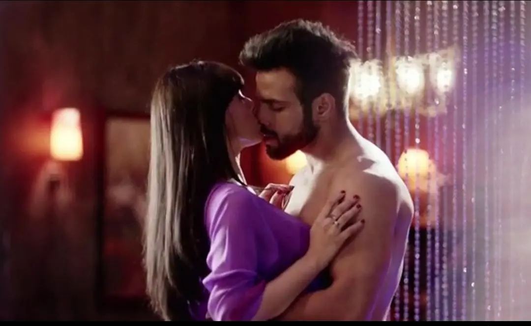 Featured image for Famous Bollywood Actress Topless Dance & Hot Sex Scene Exposed