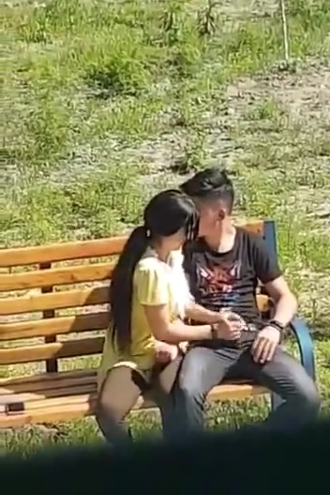 Featured image for Desi girl kissing and giving hand job for boyfriend in the park