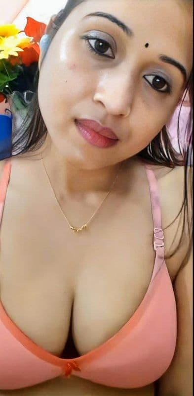 Featured image for Horny Desi Cam Girl Fingering Her Wet Pussy Live On Webcam