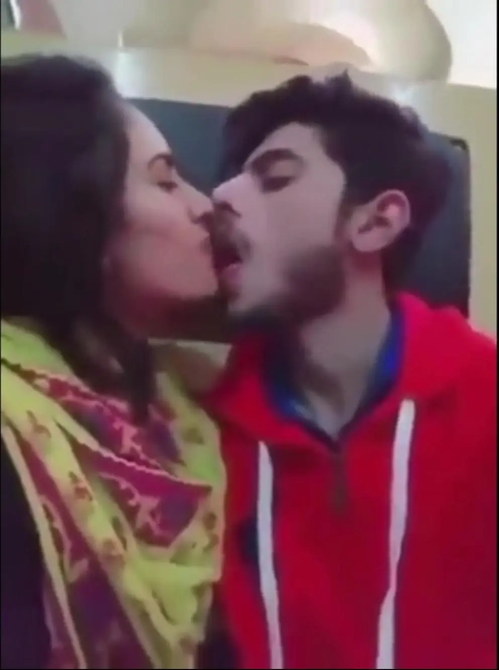 Featured image for Beautiful Desi Girlfriend Romance and Kissing in Viral Sex Video