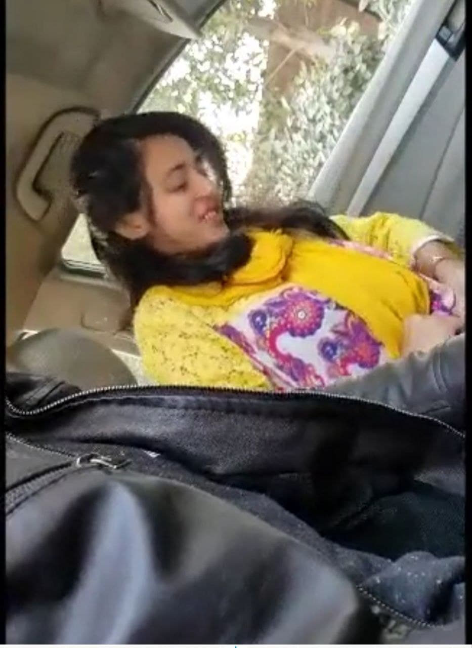 Featured image for Pakistani girlfriend gives hot blowjob to boyfriend in moving car