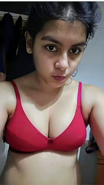 Featured image for Hot desi girl sends her nude pic and spreads her wet pussy