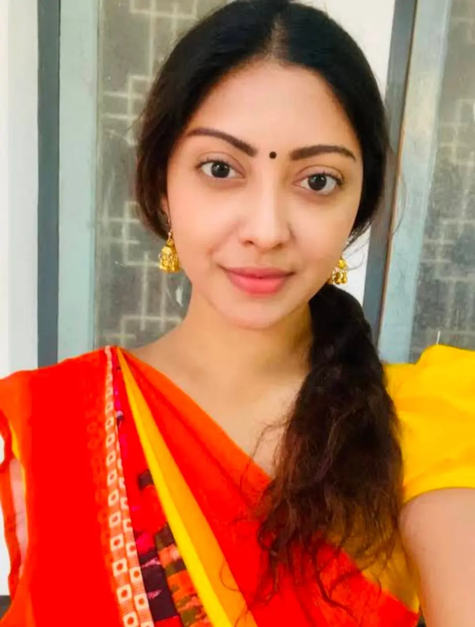 Featured image for Desi Bhabhi Shows Off Her Huge Boobs and Hairy Pussy